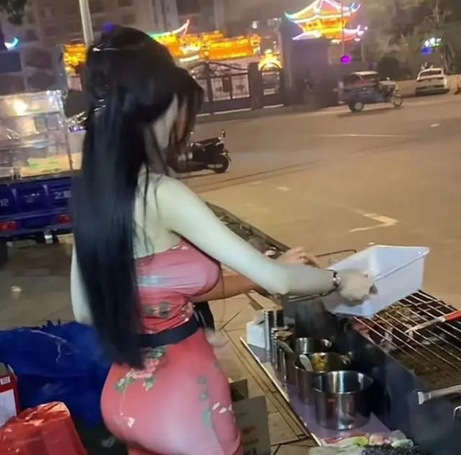 4kaiyun开云网站0岁女子穿瑜伽裤卖淀粉肠身材惹众议：属于擦边？(图2)
