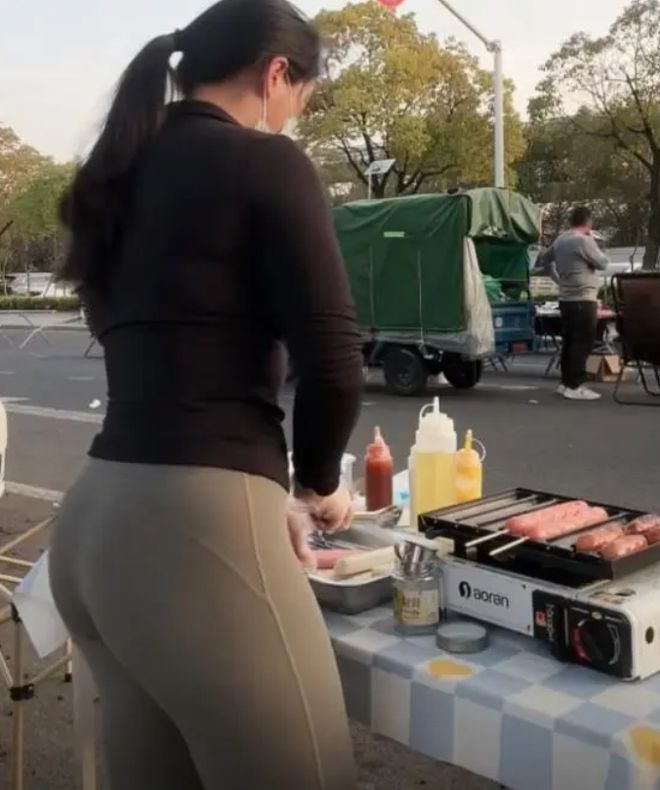 4kaiyun开云网站0岁女子穿瑜伽裤卖淀粉肠身材惹众议：属于擦边？(图1)
