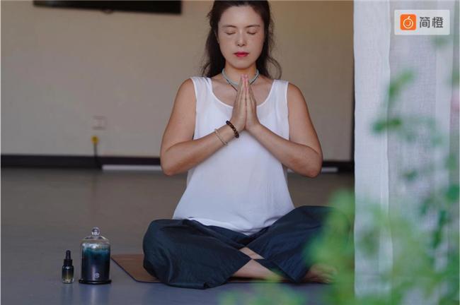 kaiyun中国官方网站简橙瑜伽总教头王蕊：兴趣教育显著提升中老年人的幸福感(图1)