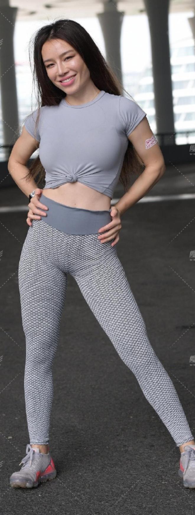 美女灰色系运动风穿搭太吸睛解锁活力与时尚的双重魅力尽显个性(图3)