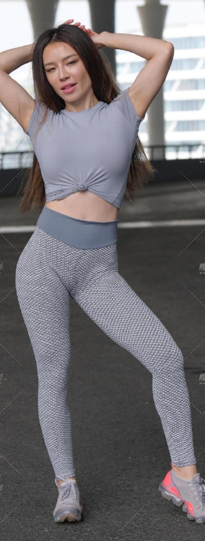 美女灰色系运动风穿搭太吸睛解锁活力与时尚的双重魅力尽显个性(图2)