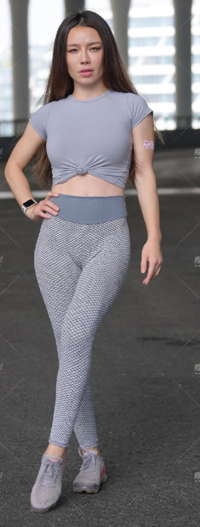 美女灰色系运动风穿搭太吸睛解锁活力与时尚的双重魅力尽显个性(图1)