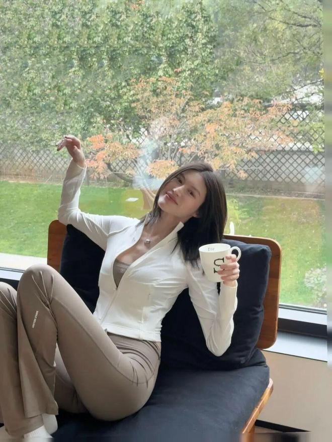 何穗官宣生子后晒瑜伽服照网友赞“不愧是超模”(图2)