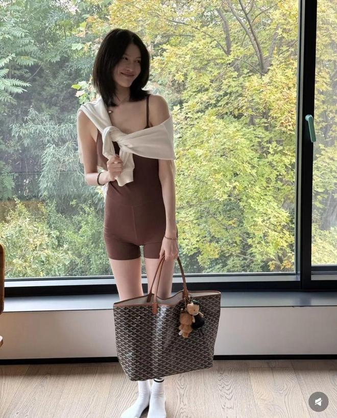 何穗官宣生子后晒瑜伽服照网友赞“不愧是超模”(图3)