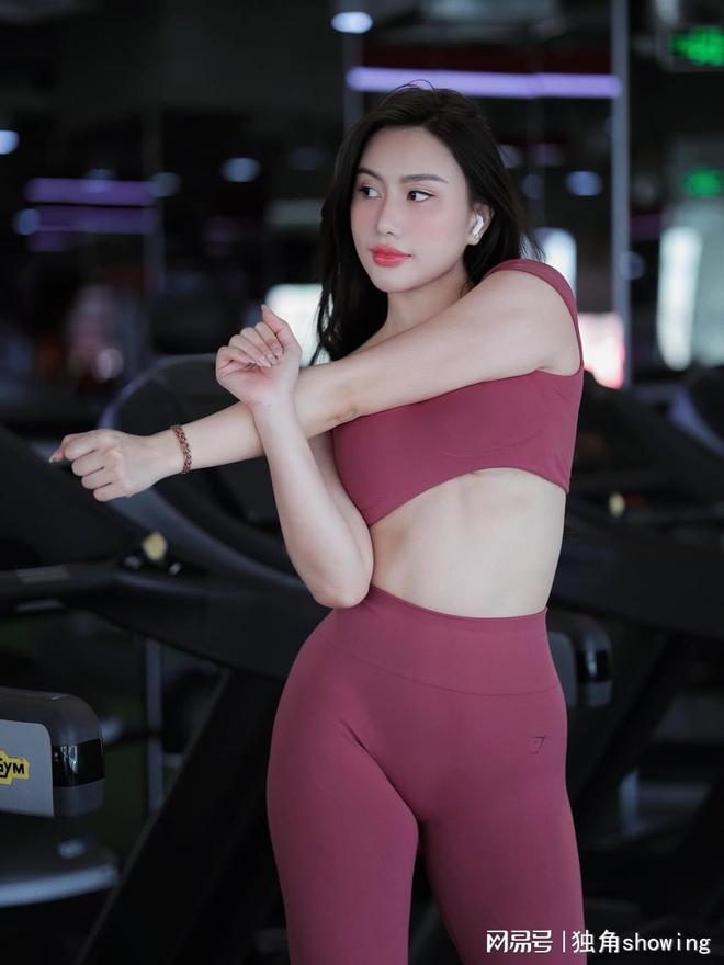 太美了！玫红健身套装展现完美身材时尚达人必备！(图1)