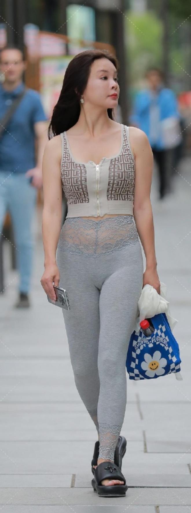 成熟靓丽的小姐姐紧身吊带背心搭配蕾丝瑜伽裤穿出精致女人味(图4)