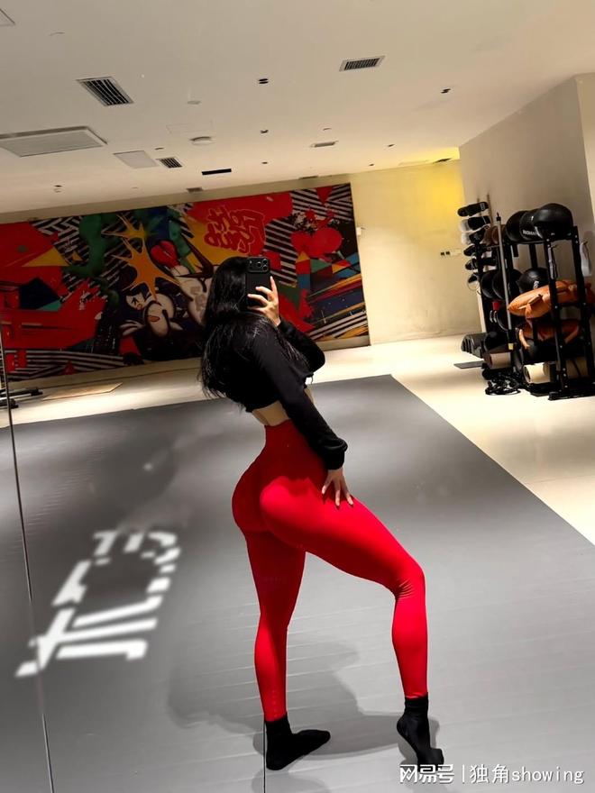 红黑搭配太惊艳健身穿搭竟然能这样时尚！(图1)