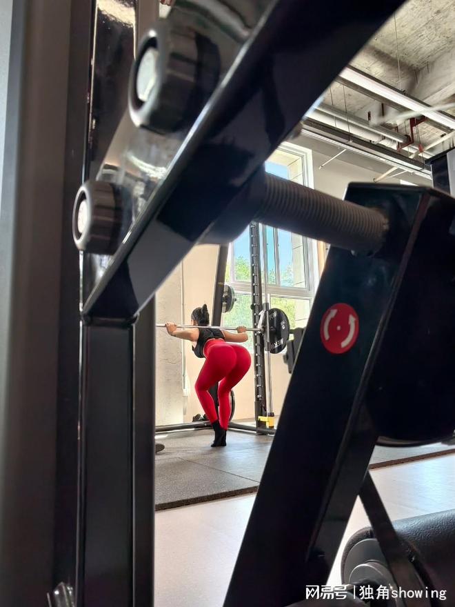 红黑搭配太惊艳健身穿搭竟然能这样时尚！(图5)