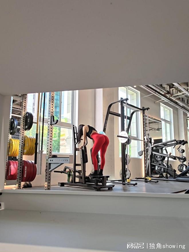 红黑搭配太惊艳健身穿搭竟然能这样时尚！(图4)