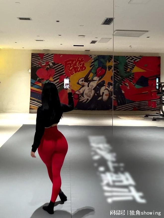 红黑搭配太惊艳健身穿搭竟然能这样时尚！(图2)