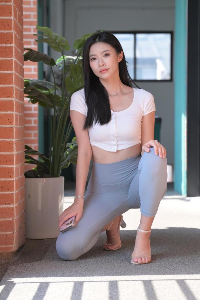 甜美温柔的小姐姐瑜伽裤搭配白色T恤好看清新展现完美身材(图6)