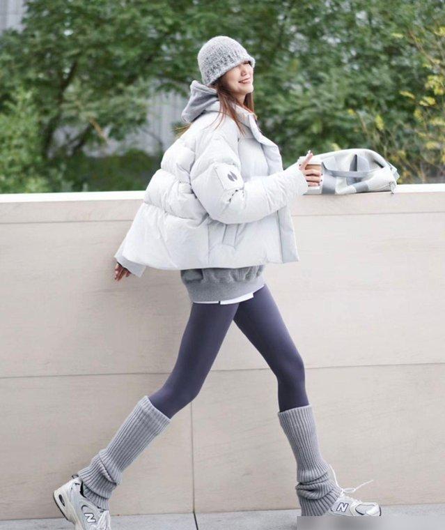 被杭州街拍惊艳了！满街都是“冬服+瑜伽裤”洋气时髦又保暖(图2)