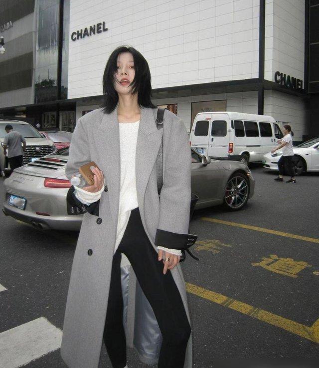 被杭州街拍惊艳了！满街都是“冬服+瑜伽裤”洋气时髦又保暖(图1)