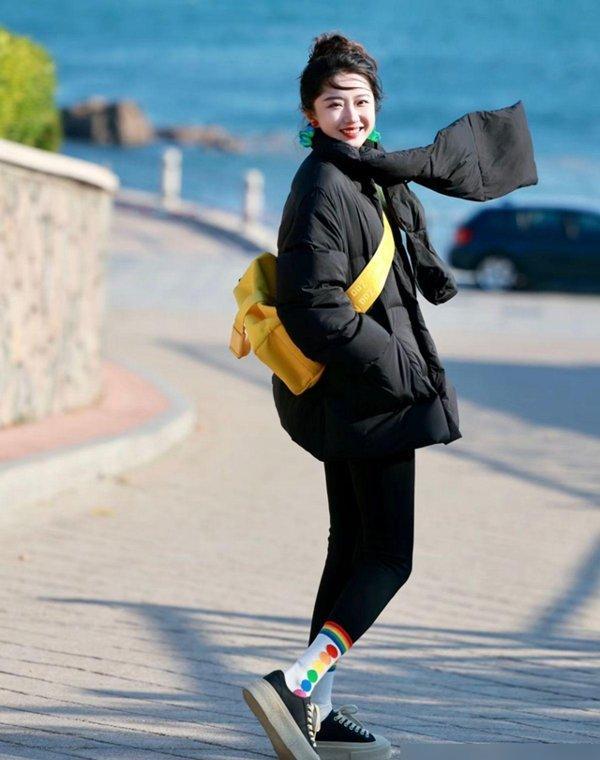 被杭州街拍惊艳了！满街都是“冬服+瑜伽裤”洋气时髦又保暖(图5)