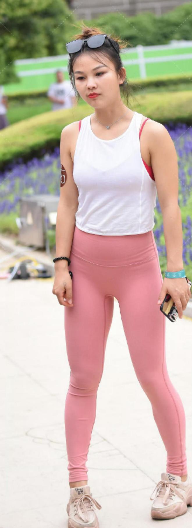 腿粗女生的舒服穿搭白色背心搭粉色瑜伽裤舒展线条不臃肿(图1)