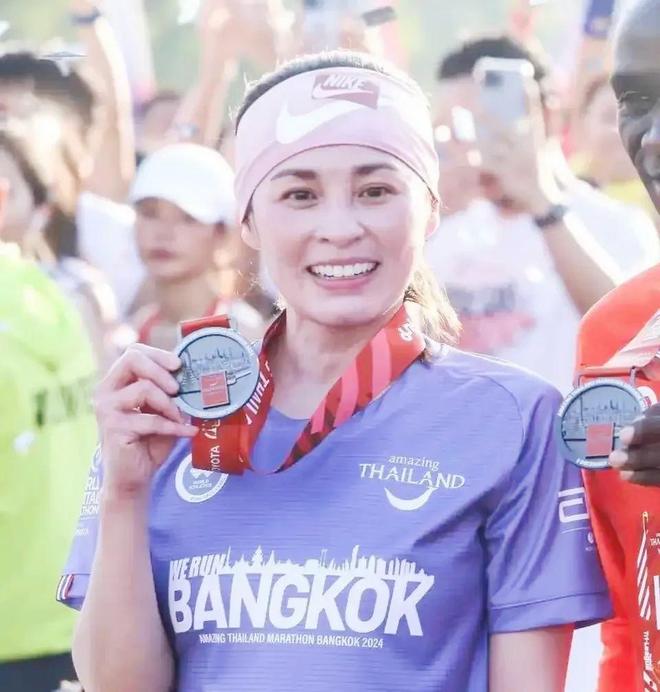 苏提达王后太全面穿瑜伽裤跑21公里不费劲不化妆不矫情自信美(图1)