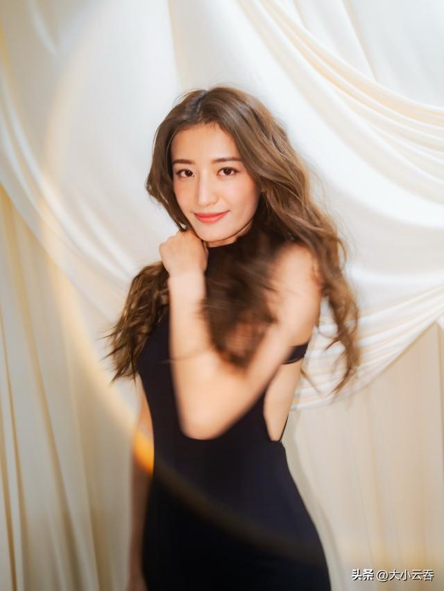 邢慧敏晒非传统瑜伽服设计大有乾坤秀极致曲线露玉背美出天际(图1)