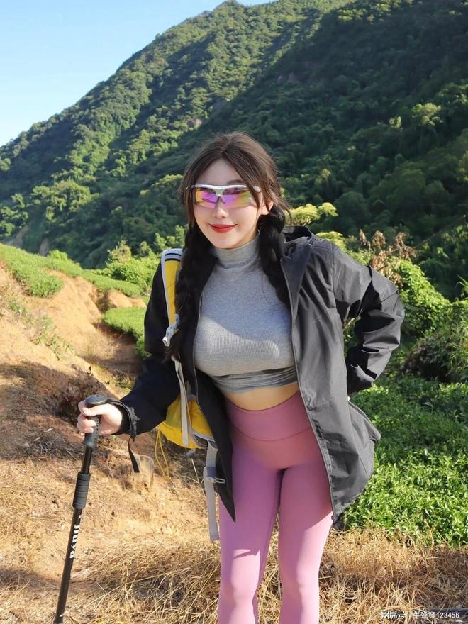 小姐姐这身粉色字瑜伽裤穿搭成为了户外山林里最靓丽的风景线(图1)