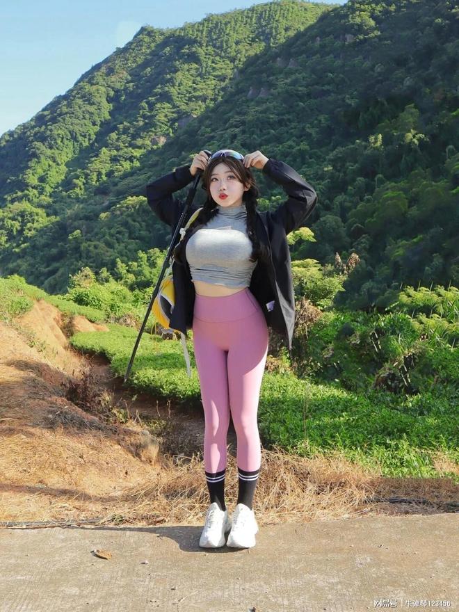 小姐姐这身粉色字瑜伽裤穿搭成为了户外山林里最靓丽的风景线(图3)